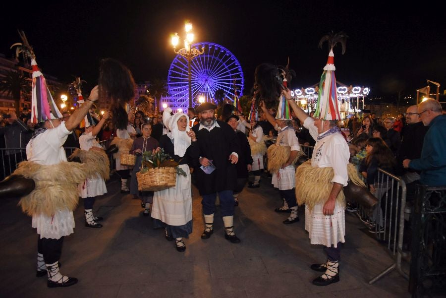 Olentzero y Mari Domingo han recorrido todos los rincones de San Sebastián para recoger las peticiones de los más pequeños.