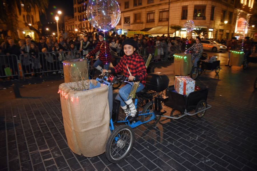 Olentzero y Mari Domingo han recorrido todos los rincones de San Sebastián para recoger las peticiones de los más pequeños.