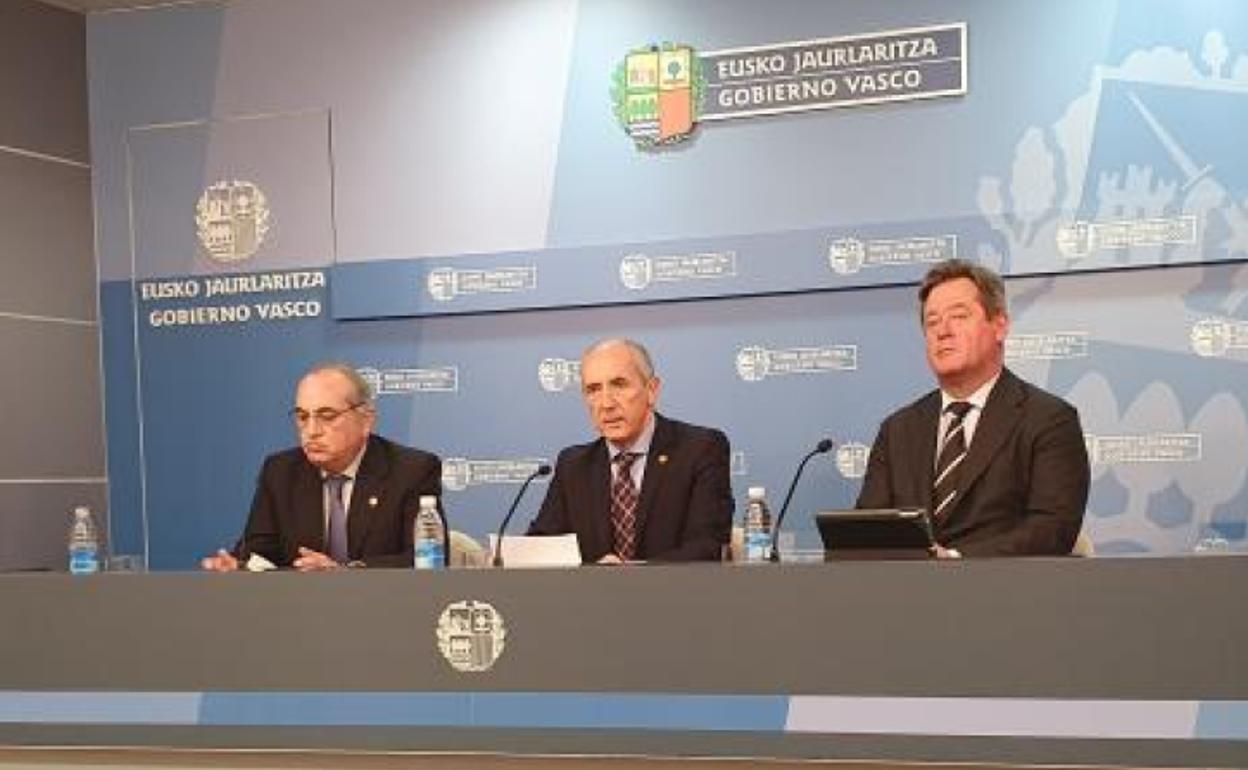 Iñaki Arriola, Josu Erkoreka y Bingen Zupiria, este jueves en rueda de prensa en Lehendakaritza.