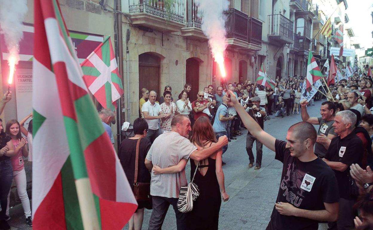 'Ongi etorri' a Xabier Ugarte en Oñati a su salida de la prisión.