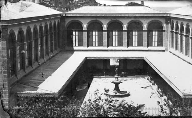 Edificio original sin cubierta y sin fachada en el Boulevard.