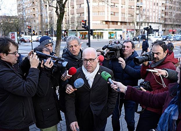 Alfredo de Miguel se dirige a la Audiencia Provincial de Álava el pasado día 20 de diciembre.