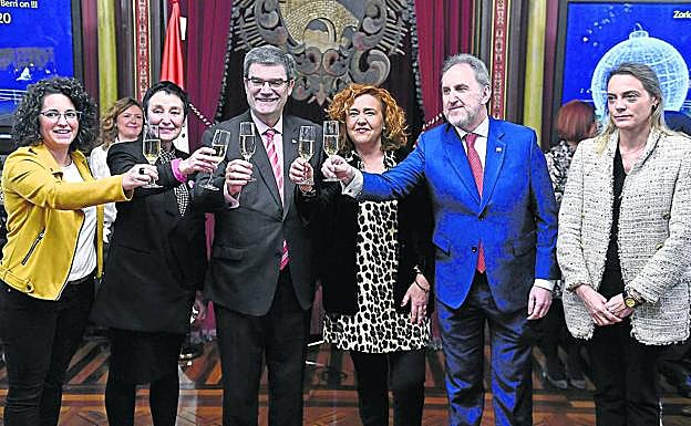 El alcalde, Juan Mari Aburto, y todos los portavoces salvo Raquel González (PP) brindan con una copa.