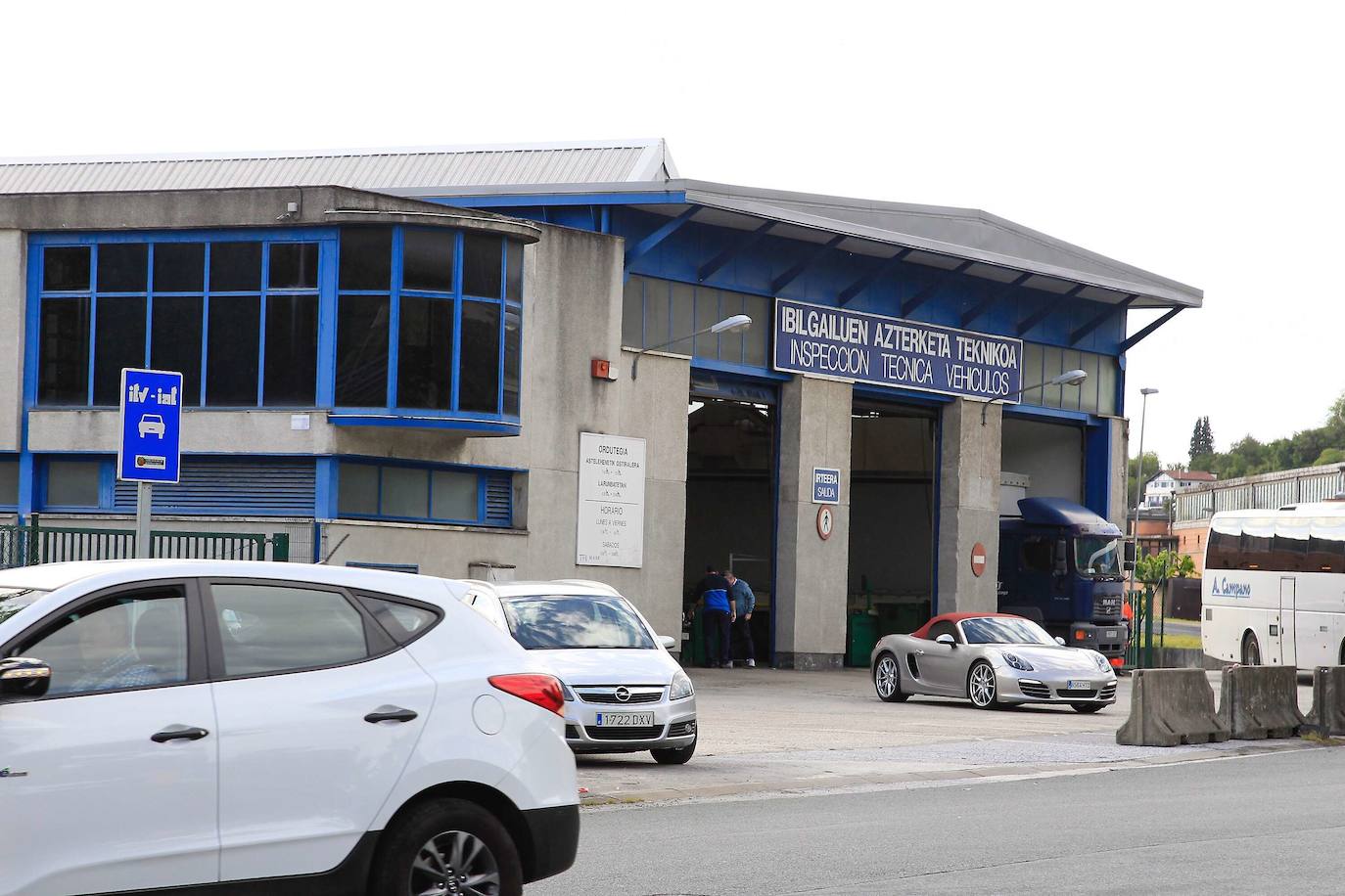 Pasar la inspección técnica de vehículos se convirtió en una pesadilla para miles de conductores. No porque les detectaran algún fallo sino por el colapso para lograr cita en Urnieta, Irun o Bergara. El Gobierno Vasco habilitó una nueva estación provisional en Zarautz para descongestionar el servicio, que se reforzará con una línea en Irun y tres en Beasain.
