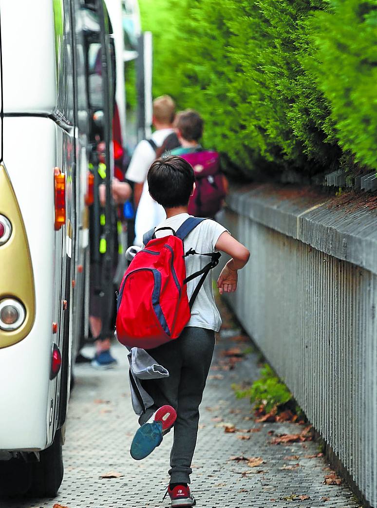 En noviembre se desbloqueó uno de los conflictos que llevaba dos años arrastrándose: el de la educación concertada. Un acuerdo logrado de madrugada devolvió la normalidad a las aulas, y el reconocimiento laboral a los trabajadores. En pie de guerra siguen las cuidadoras en residencias de Gipuzkoa. 