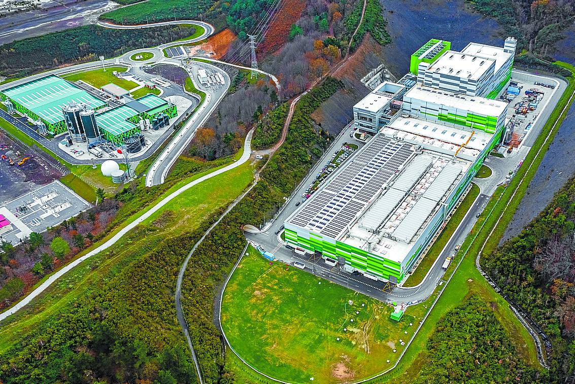 Cerrado el último vertedero en Mutiloa, se pone fin a una era en la gestión de residuos y comienza otra centralizada en el nuevo Complejo Medioambiental de Gipuzkoa en Zubieta, cuya incineradora ha comenzado a quemar las primeras toneladas de fracción resto. 