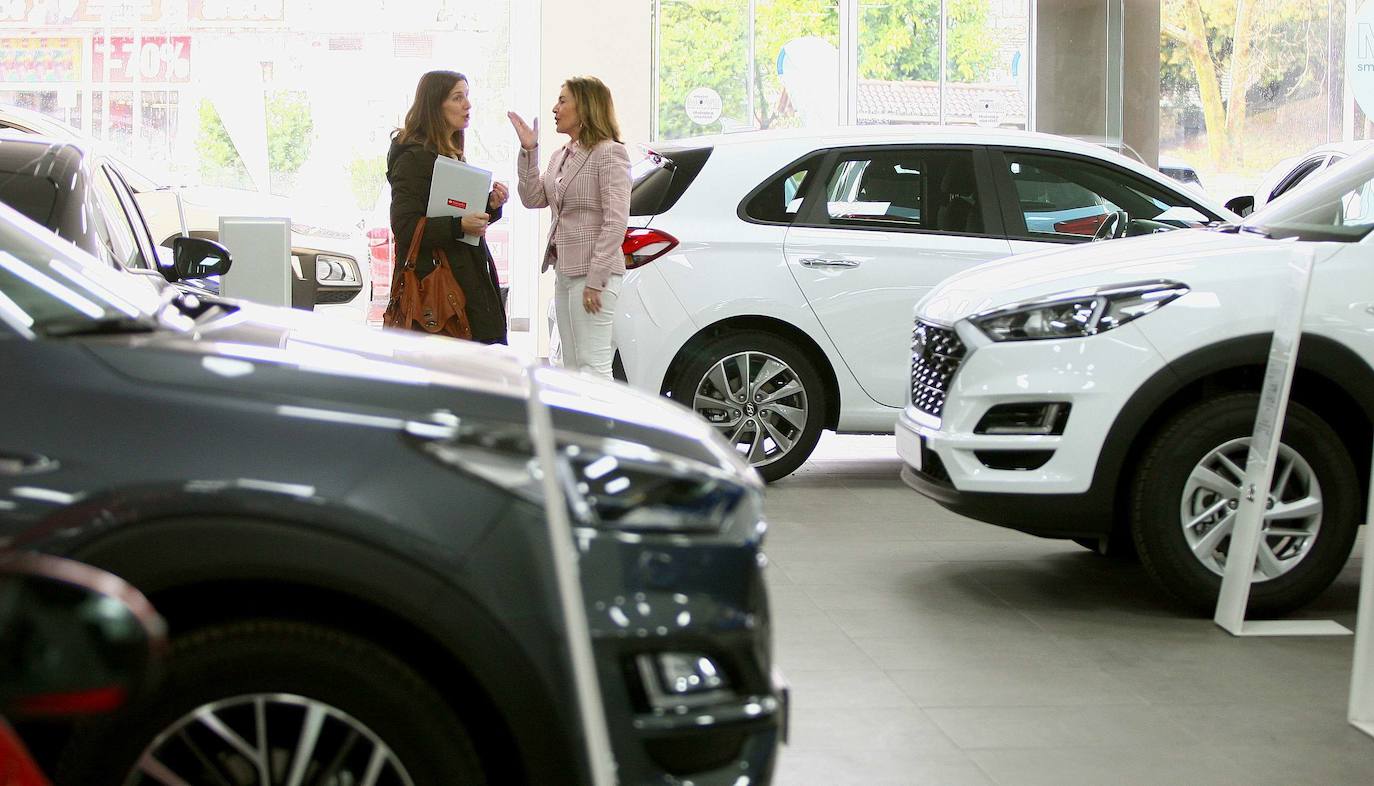 Los concesionarios enfilan la Navidad con ofertas agresivas para tratar de paliar la comercialización de unos 36.500 vehículos menos que en 2018 debido, en gran medida, a las ayudas del Plan Renove del Gobierno Vasco, que finalizaron en mayo y que durante tres meses lograron revertir la tendencia declinante del mercado provocada por la crisis del diésel. 