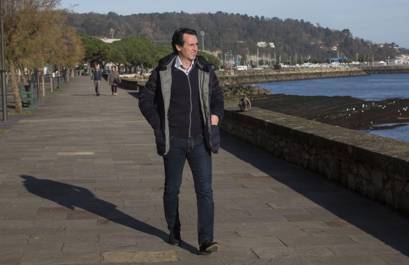 Emery pasea por Hondarribia. 