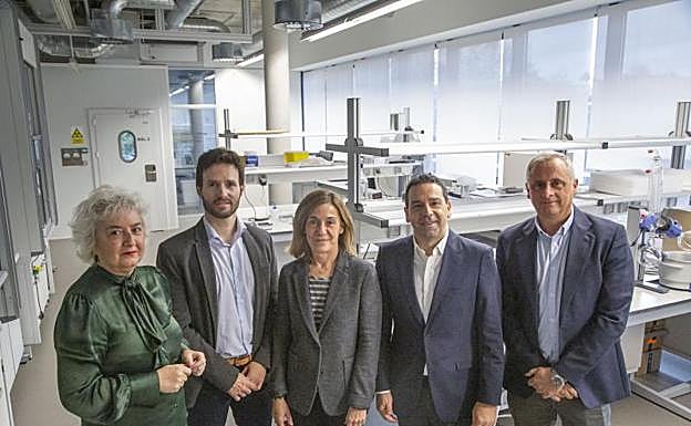 Marisa Arriola, Juan Arregui, Julia Salaverría, Imanol Lasa y Josetxo de Frutos, protagonistas del encuentro sobre emprendimiento posan en uno de los laboratorios de que dispone BIC Gipuzkoa.