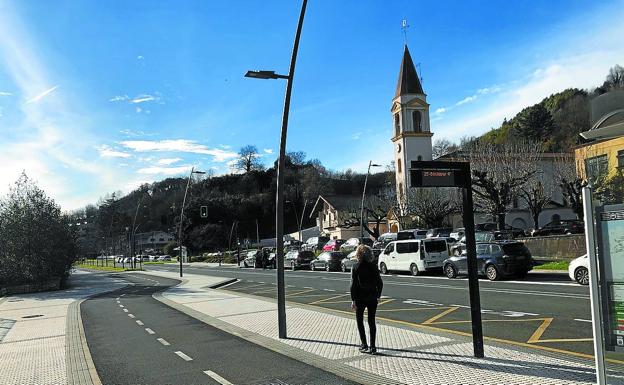 La primera fase de la boulevarización de Añorga habilitó un bidegorri y amplias aceras. 