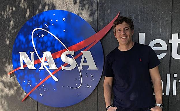 El segoviano José Vicente Siles, junto al logo de la Nasa en Pasadena, California. 