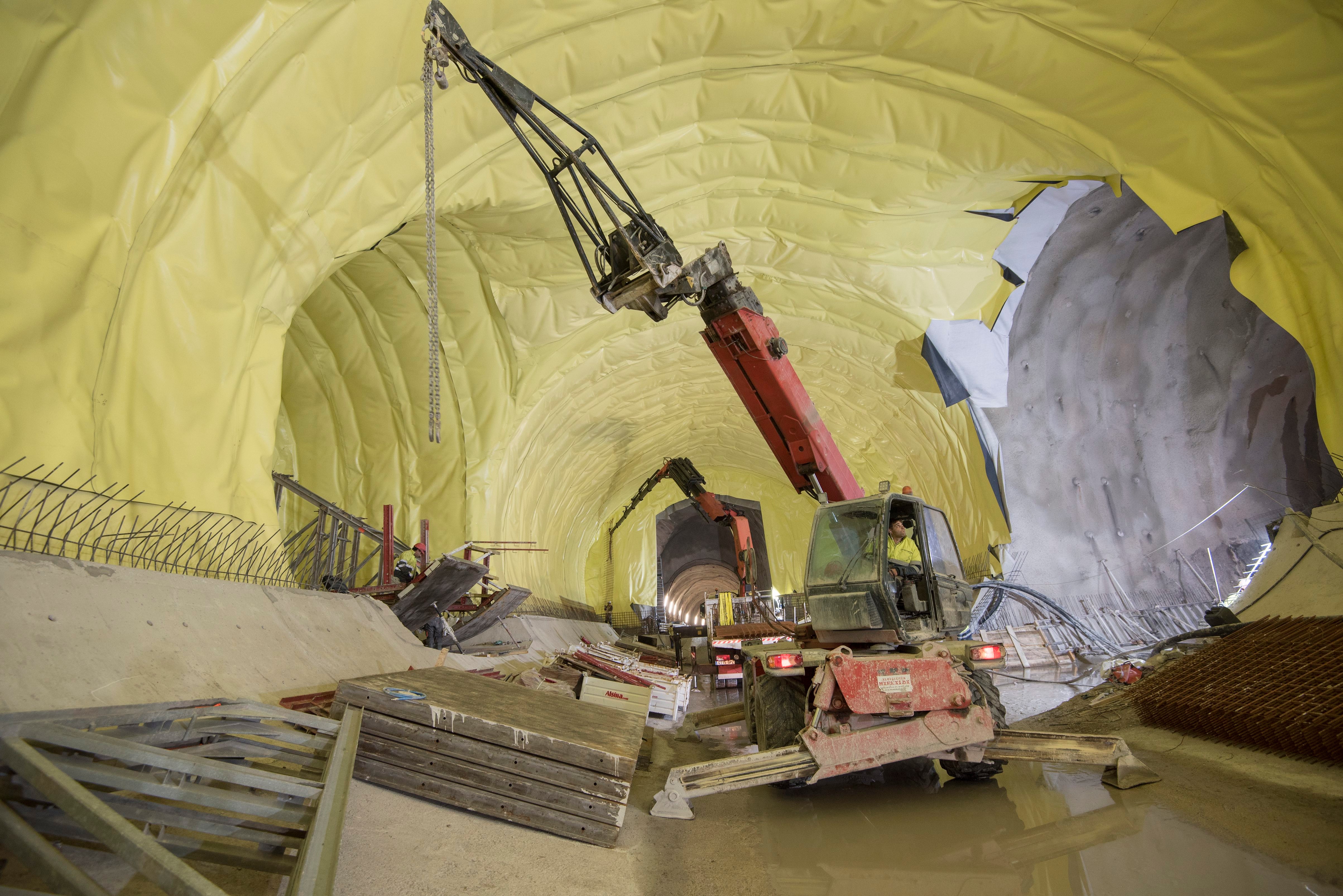 Desde Lugaritz al Centro, pasando por Benta Berri. Y desde el Centro a Easo para seguir dirección Hendaia. El túnel por el que discurrirá en 2022 el Topo a su paso por Donostia sigue ganando metros bajo tierra. La caverna en la que se ubicará la estación de Benta Berri, una de las tres proyectadas, está horadada y comienza su revestimiento para impermeabilizarla. La de Easo, se encuentra avanzada, y este próximo año, la obra y sus molestias se focalizarán en el corazón de la ciudad. Los trabajos para abrir las entradas a la estación de Centro-La Concha obligarán desde el 1 de febrero a cerrar al tráfico de vehículos privados, salvo motos, el paso por la calle San Martín. Se avecinan meses de