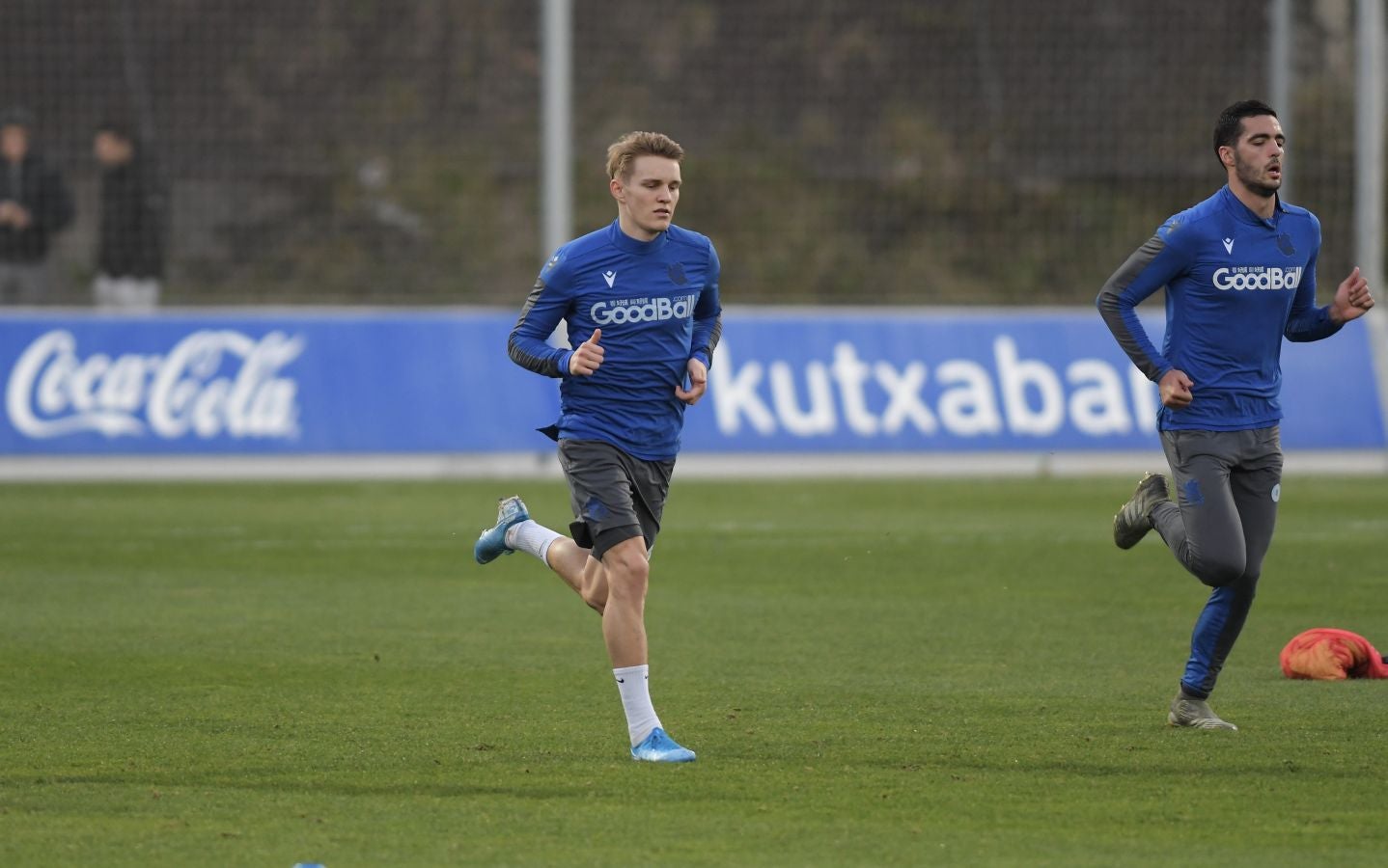 Los jugadores de la Real Sociedad han vuelto a los entrenamientos este lunes en Zubieta donde centenares de aficionados se han acercado a seguir la sesión de preparación