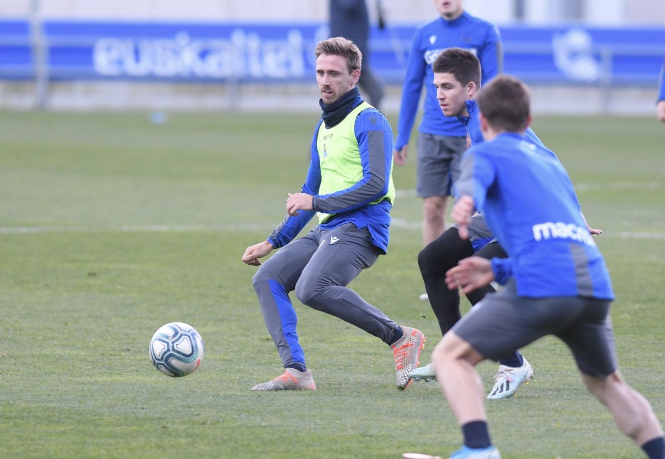 Los jugadores de la Real Sociedad han vuelto a los entrenamientos este lunes en Zubieta donde centenares de aficionados se han acercado a seguir la sesión de preparación