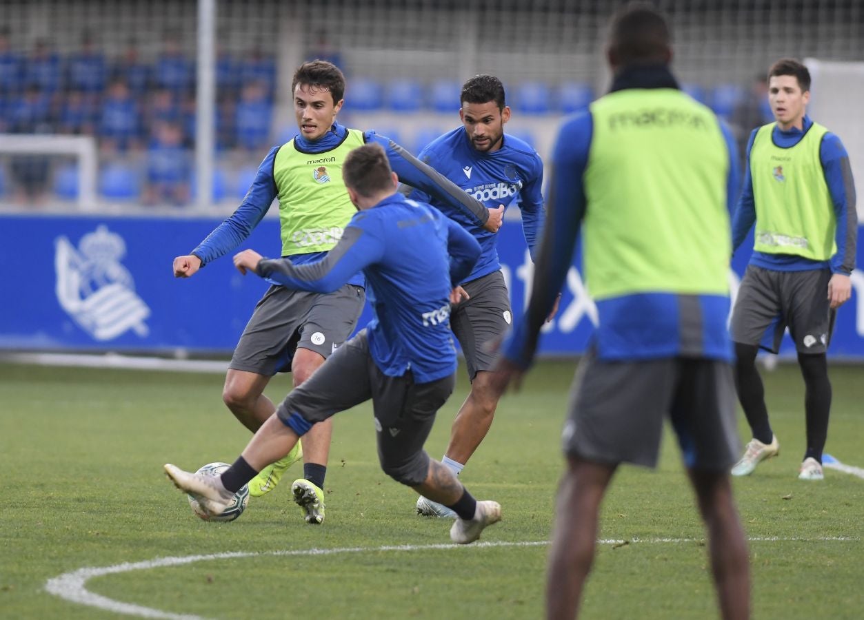 Los jugadores de la Real Sociedad han vuelto a los entrenamientos este lunes en Zubieta donde centenares de aficionados se han acercado a seguir la sesión de preparación