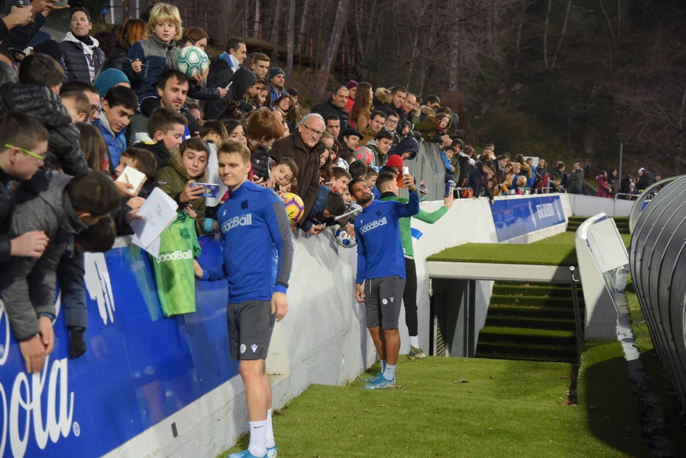 Los jugadores de la Real Sociedad han vuelto a los entrenamientos este lunes en Zubieta donde centenares de aficionados se han acercado a seguir la sesión de preparación