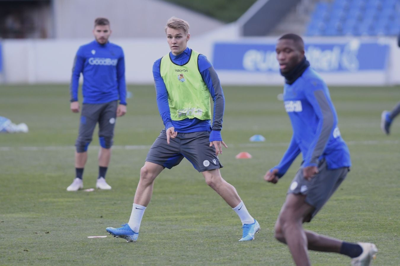 Los jugadores de la Real Sociedad han vuelto a los entrenamientos este lunes en Zubieta donde centenares de aficionados se han acercado a seguir la sesión de preparación