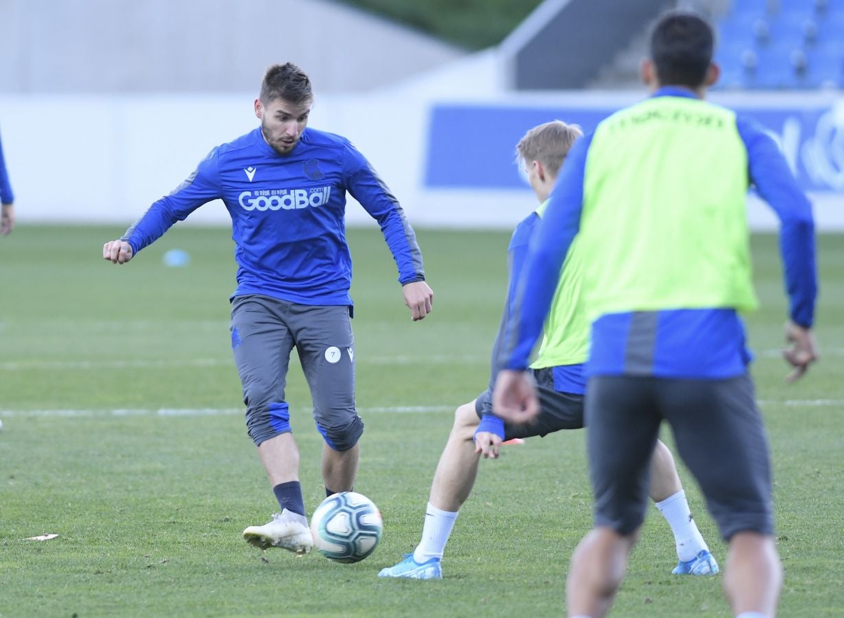 Los jugadores de la Real Sociedad han vuelto a los entrenamientos este lunes en Zubieta donde centenares de aficionados se han acercado a seguir la sesión de preparación