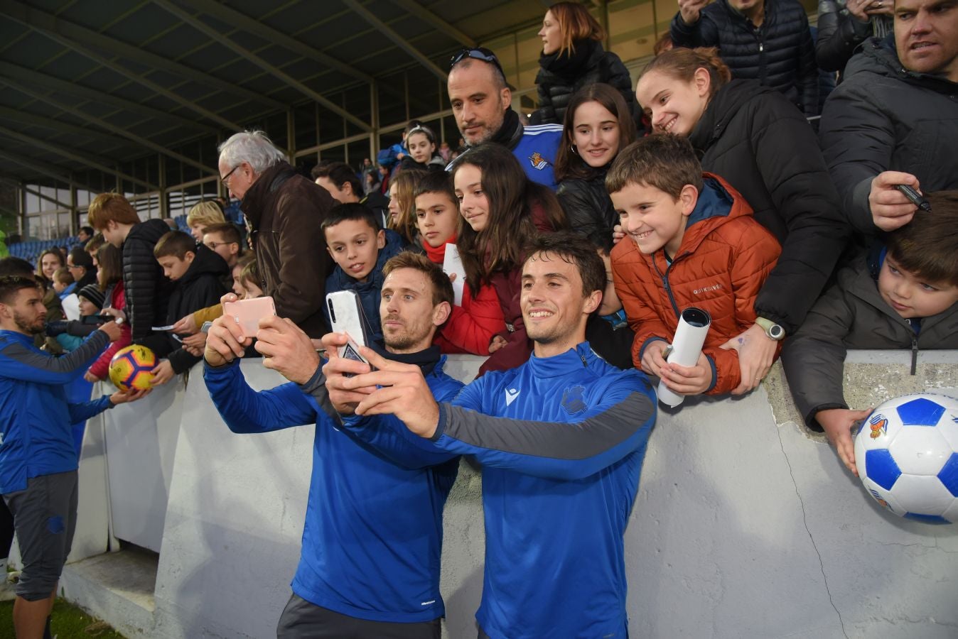 Los jugadores de la Real Sociedad han vuelto a los entrenamientos este lunes en Zubieta donde centenares de aficionados se han acercado a seguir la sesión de preparación