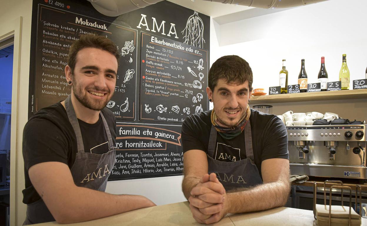 Gorka rico y Javi Rivero, pilotos del Ama Taberna, uno de los locales analizados en esta ruta tolosarra.