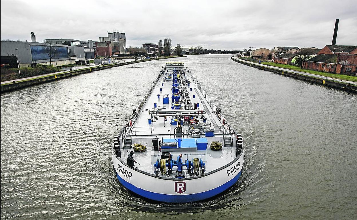 Un buque de carga navega por el Albertkanaal a su paso por la ciudad flamenca de Hasselt, al norte de Bélgica.