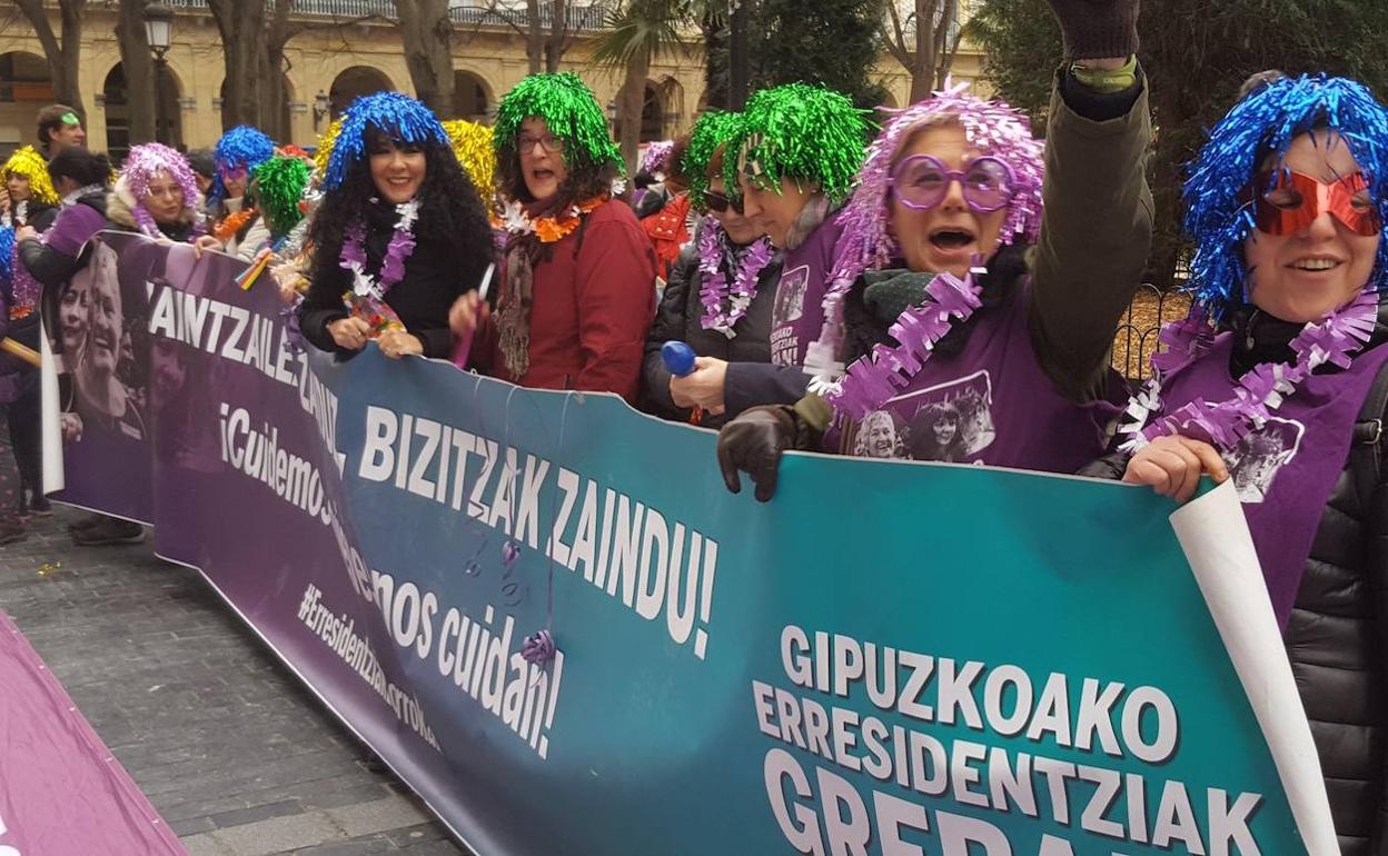 Las trabajadoras han protestado frente al Palacio foral.