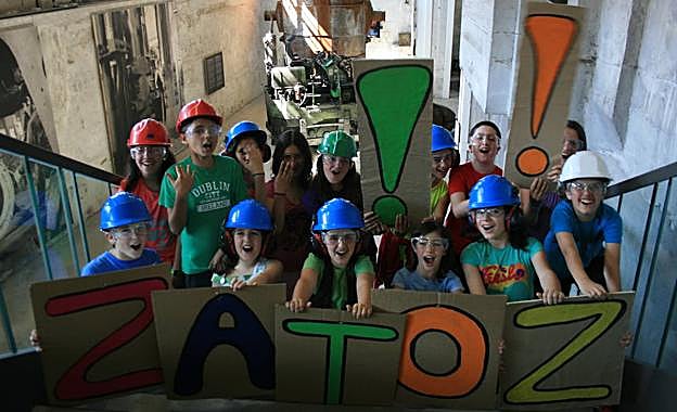 El museo ofrece visitas y talleres que adentran a los escolares en el mundo creativo de Chillida, motivándoles a sacar el pequeño artista que todos llevamos dentro.