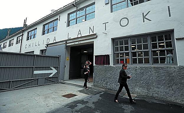 Imagen principal - Entrada a Chillida Lantoki, cuyo edificio conserva las huellas de su pasado como fábrica papelera; El museo acoge actividades para todas las edades y la gran prensa empleada en las obras de Chillida.