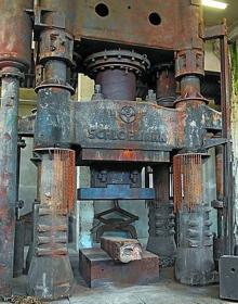 Imagen secundaria 2 - Entrada a Chillida Lantoki, cuyo edificio conserva las huellas de su pasado como fábrica papelera; El museo acoge actividades para todas las edades y la gran prensa empleada en las obras de Chillida.