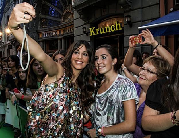 Almudena Cid se hace un selfie con unas admiradoras.