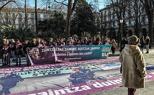 Las trabajadoras de las residencias protestaron ayer ante la Diputación. 