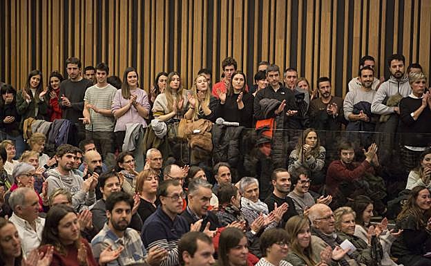 Imagen principal - Guztion Alardea: Los jóvenes siguen empeñados en buscar solución al Alarde de Hondarribia