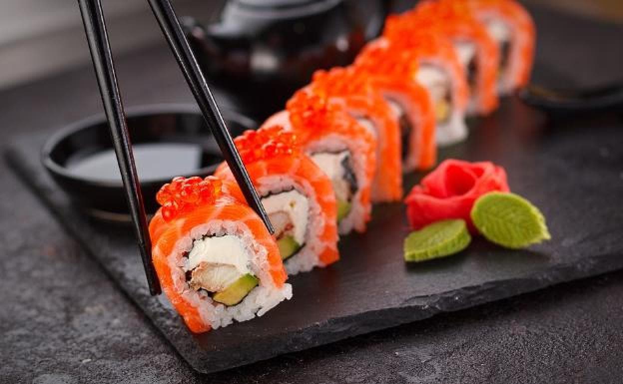 Al mojar el sushi, es importante que la salsa de soja no domine el plato.