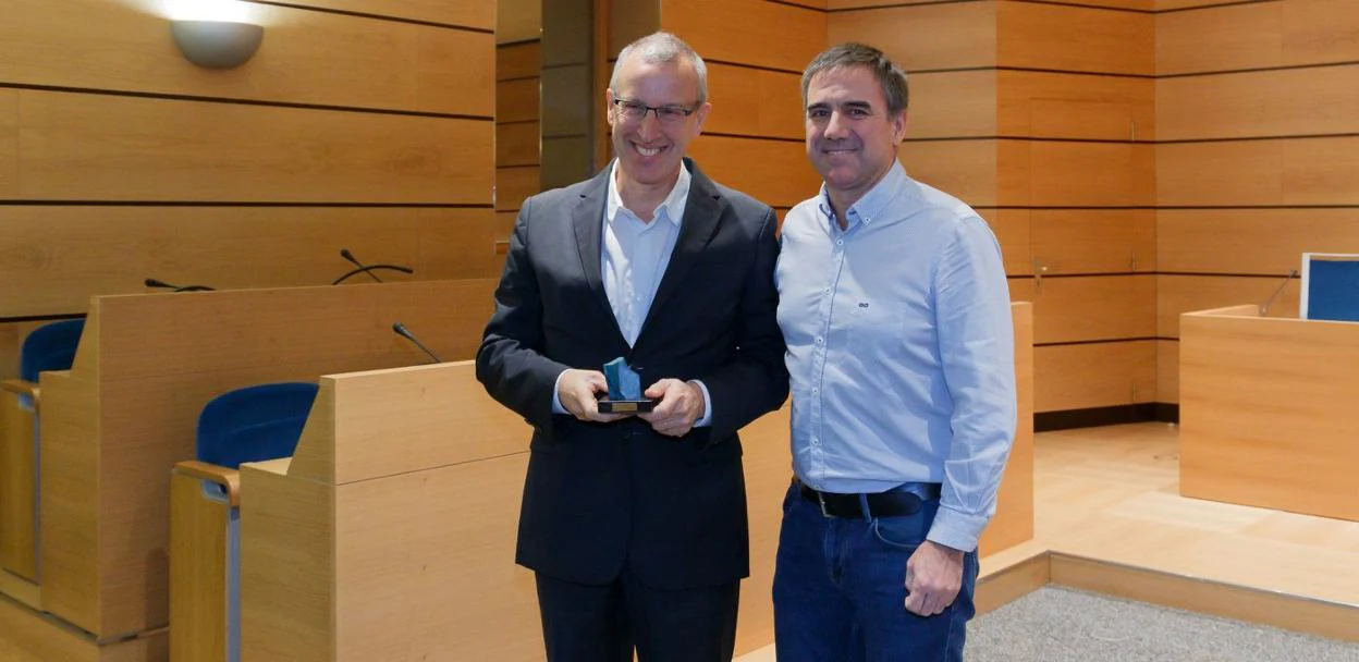 Enrique Zuazua recibió la reproducción de la escultura de Oteiza, de manos del alcalde Miguel de los Toyos.