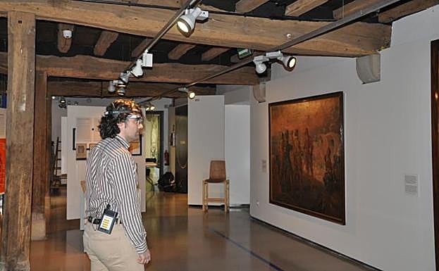 Erlatz Loizaga, que forma parte del equipo de Tecnalia, prueba los dispositivos que equipan los voluntarios en un recorrido por la exposición. 