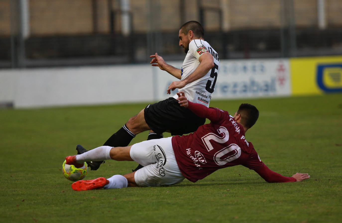 on dos claras ocasiones ha comenzado el Real Unión su choque de la última jornada de la primera vuelta ante el Haro. En el minuto 6, Galán ganaba línea de fondo y la cedía atrás para Eneko, que remataba ligeramente desviado a la derecha de Sobrón. La nota curiosa de la tarde la puso la presencia de un cisne en la segunda parte, que mantuvo detenido el choque varios minutos.