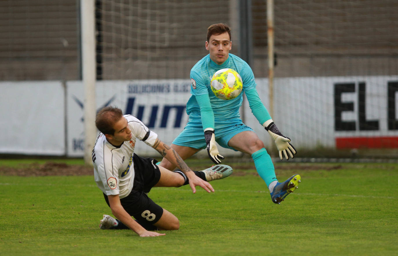 on dos claras ocasiones ha comenzado el Real Unión su choque de la última jornada de la primera vuelta ante el Haro. En el minuto 6, Galán ganaba línea de fondo y la cedía atrás para Eneko, que remataba ligeramente desviado a la derecha de Sobrón. La nota curiosa de la tarde la puso la presencia de un cisne en la segunda parte, que mantuvo detenido el choque varios minutos.