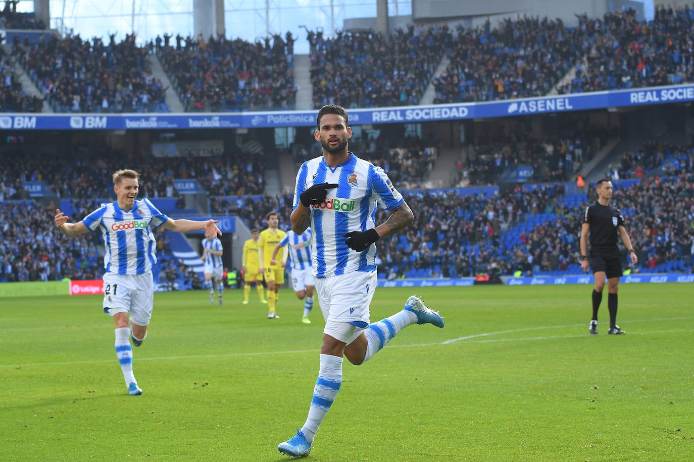 Willian José ha adelantado a la Real en el marcador al descanso, pero el Villarreal ha remontado con los goles de Trigueros de penalti, y Cazorla tras la revisión del VAR