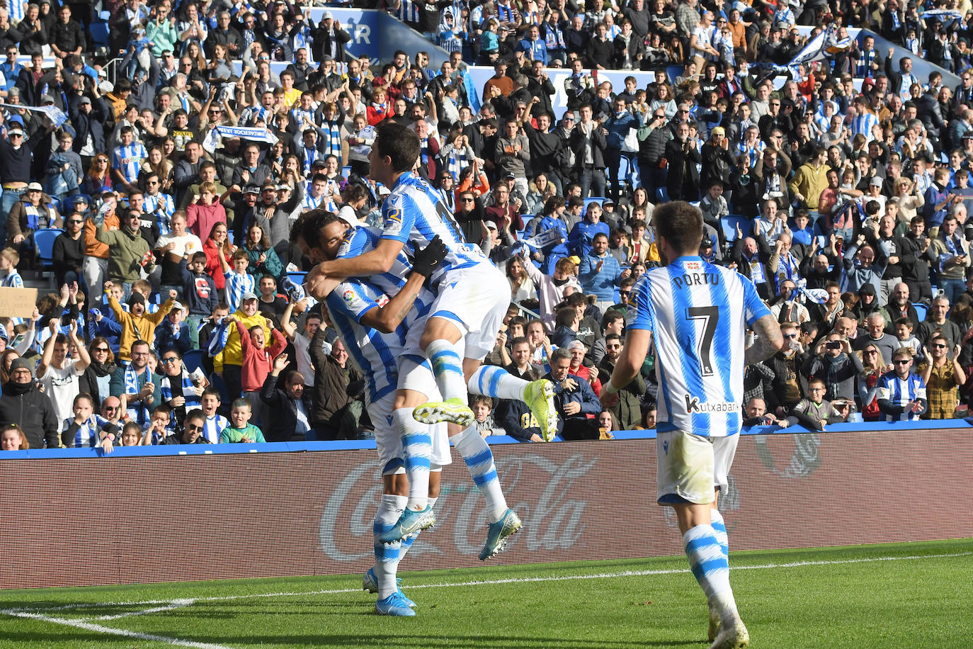 Willian José ha adelantado a la Real en el marcador al descanso, pero el Villarreal ha remontado con los goles de Trigueros de penalti, y Cazorla tras la revisión del VAR