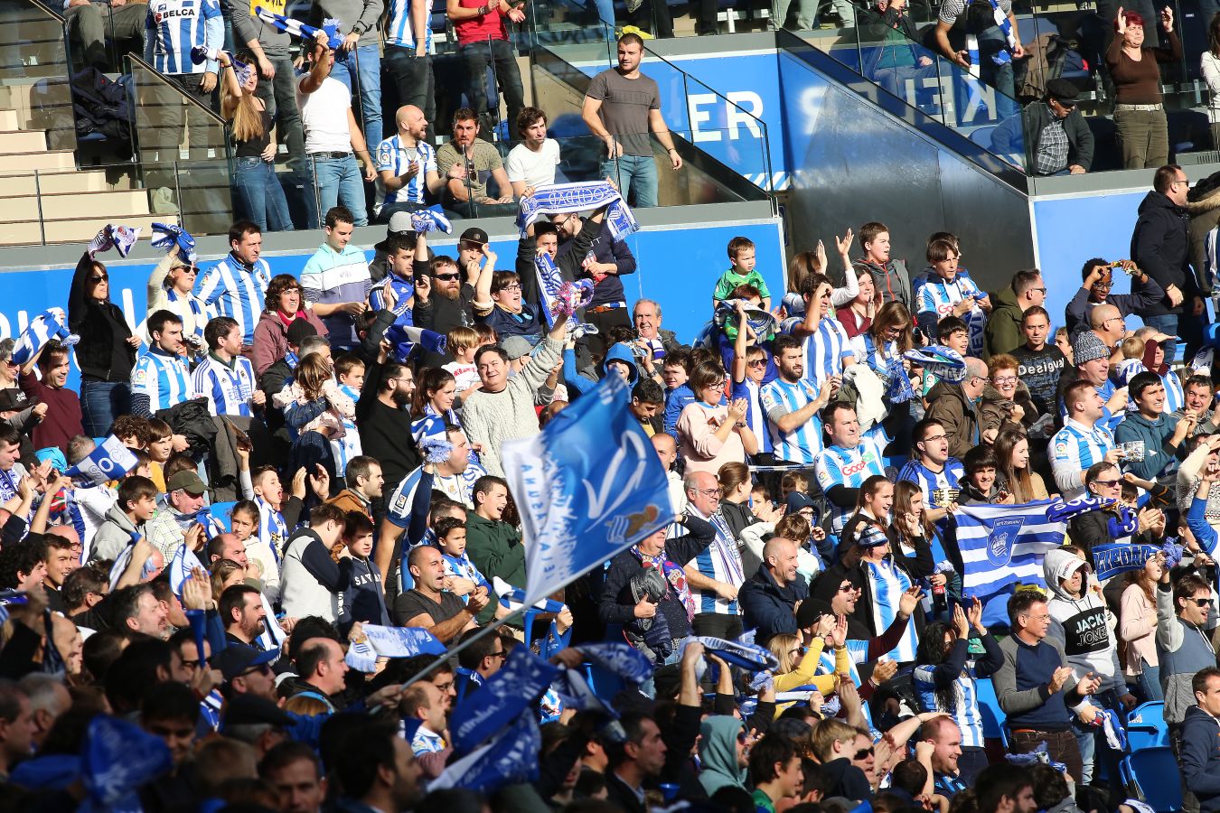 Willian José ha adelantado a la Real al descanso, pero el Villarreal ha remontado en la segunda parte con los goles de Trigueros de penalti y Cazorla tras la revisión del VAR