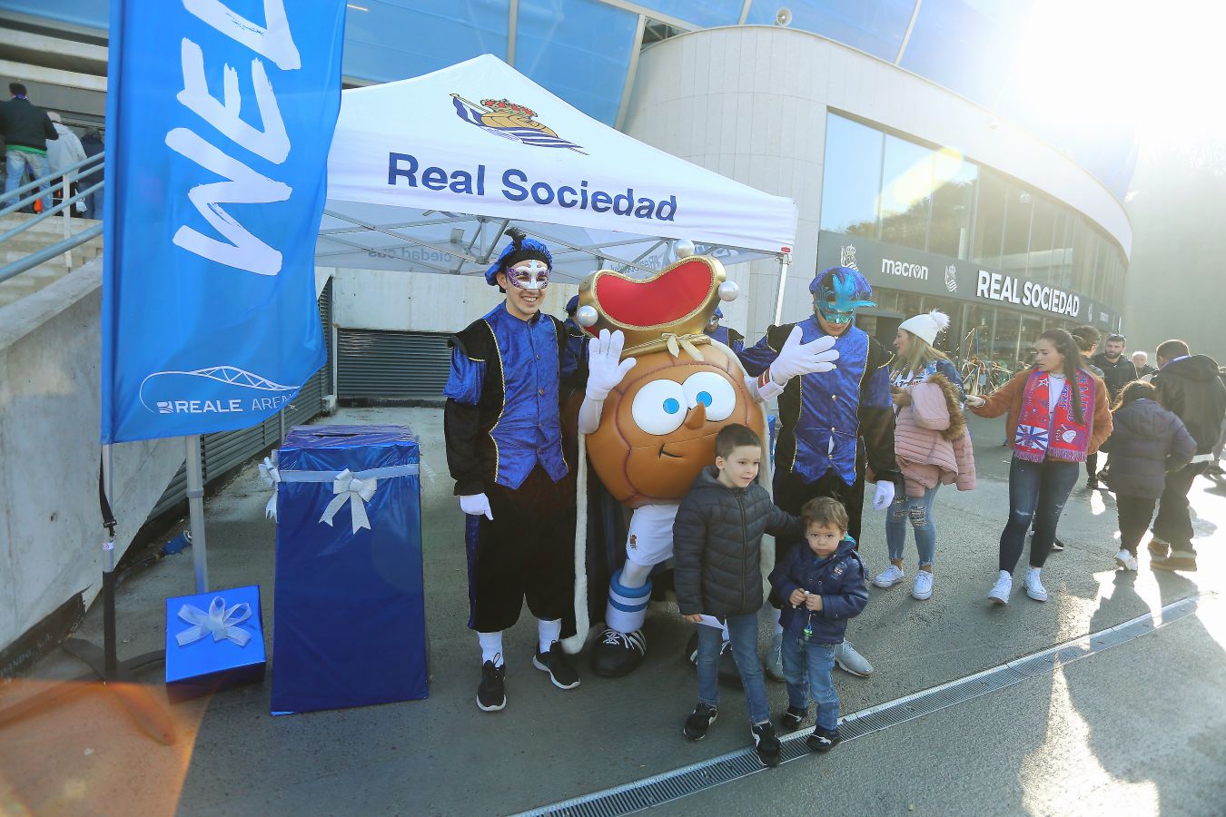 Willian José ha adelantado a la Real al descanso, pero el Villarreal ha remontado en la segunda parte con los goles de Trigueros de penalti y Cazorla tras la revisión del VAR