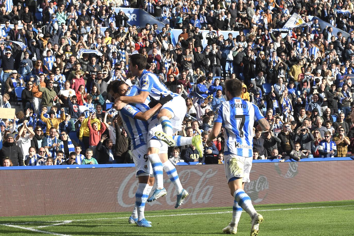 Willian José ha adelantado a la Real al descanso, pero el Villarreal ha remontado en la segunda parte con los goles de Trigueros de penalti y Cazorla tras la revisión del VAR