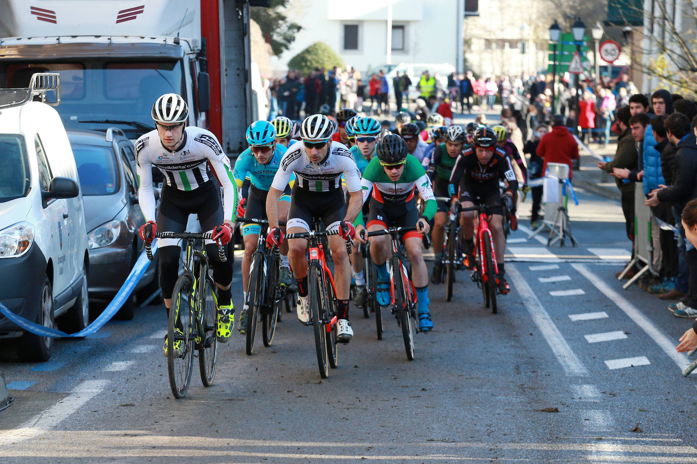 Gorka y Ion Izagirre han regalado una preciosa carrera a sus paisanos en Ormaiztegi, donde el primero ha sumado su cuarta victoria de la temporada, por delante de su hermano y del cántabro Ismael Esteban. El mayor de los hermanos del Astana tiene previsto disputar el Campeonato de España el próximo domingo en Pontevedra.En categoría femenina, la alavesa Paula Suárez no ha encontrado rival y ha logrado una cómoda victoria.