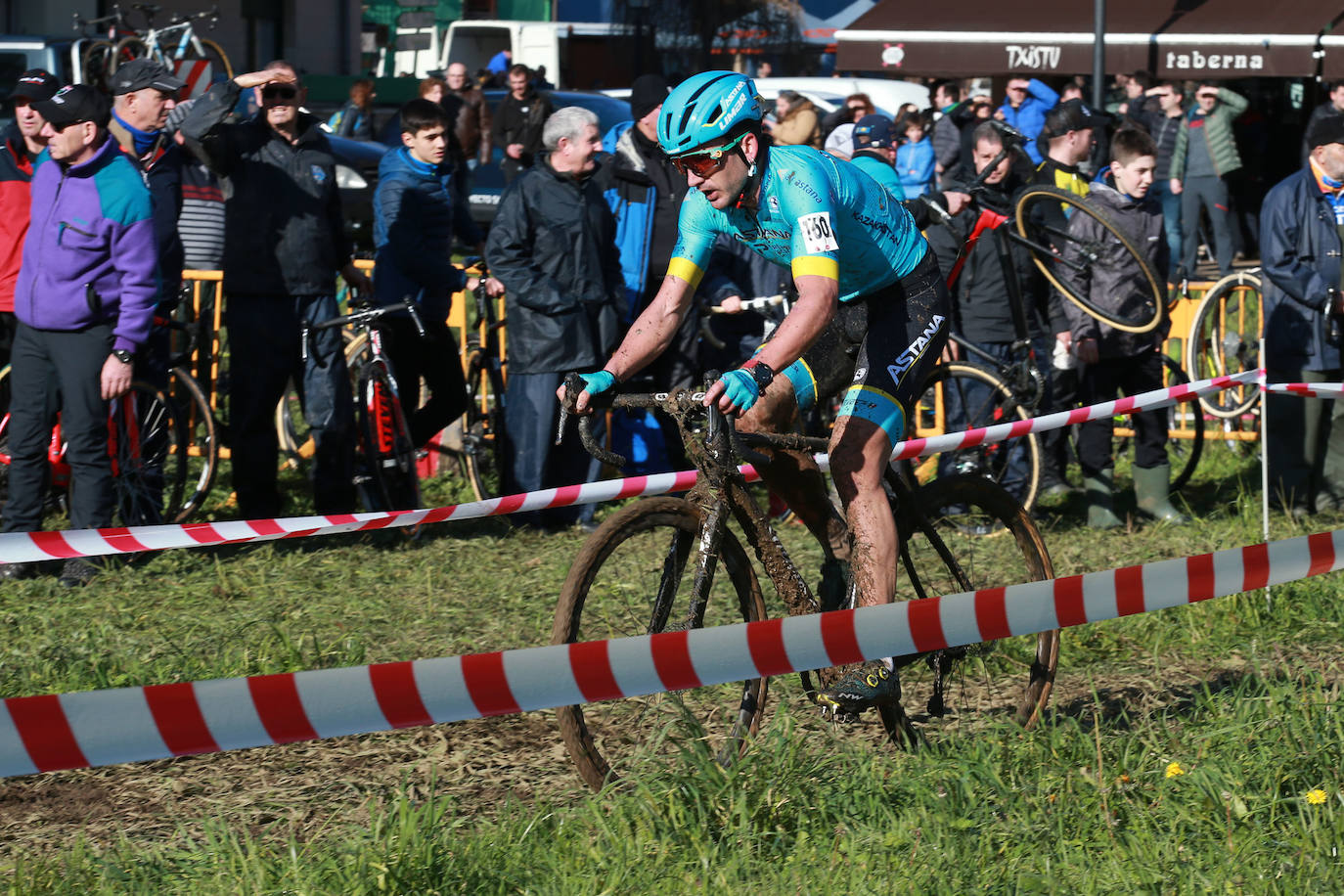 Gorka y Ion Izagirre han regalado una preciosa carrera a sus paisanos en Ormaiztegi, donde el primero ha sumado su cuarta victoria de la temporada, por delante de su hermano y del cántabro Ismael Esteban. El mayor de los hermanos del Astana tiene previsto disputar el Campeonato de España el próximo domingo en Pontevedra.En categoría femenina, la alavesa Paula Suárez no ha encontrado rival y ha logrado una cómoda victoria.