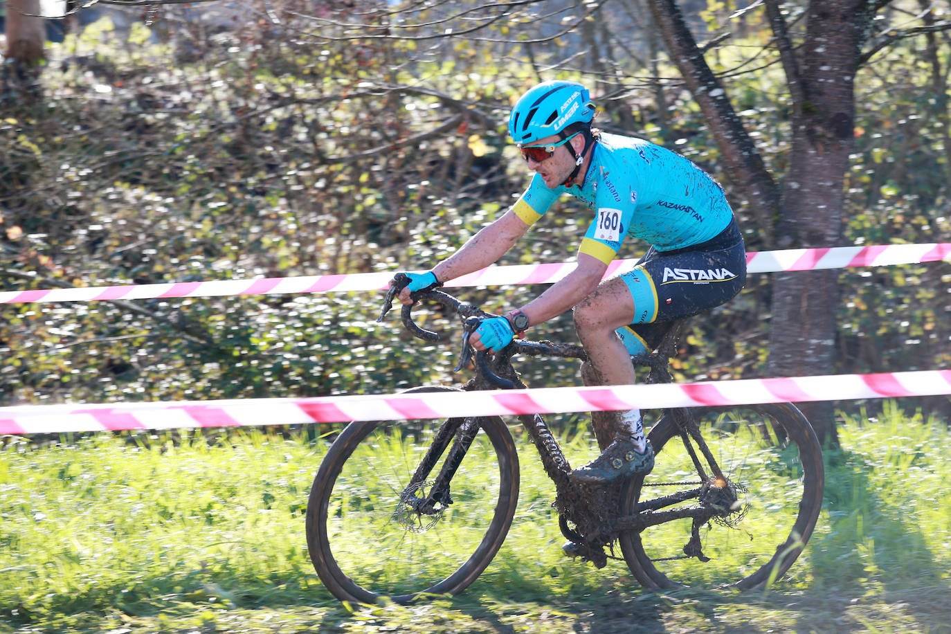 Gorka y Ion Izagirre han regalado una preciosa carrera a sus paisanos en Ormaiztegi, donde el primero ha sumado su cuarta victoria de la temporada, por delante de su hermano y del cántabro Ismael Esteban. El mayor de los hermanos del Astana tiene previsto disputar el Campeonato de España el próximo domingo en Pontevedra.En categoría femenina, la alavesa Paula Suárez no ha encontrado rival y ha logrado una cómoda victoria.