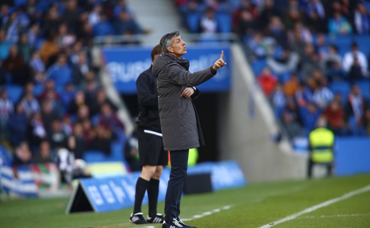 Imanol Alguacil da indicaciones a sus jugadores en el partido contra el Villarreal en el Reale Arena.