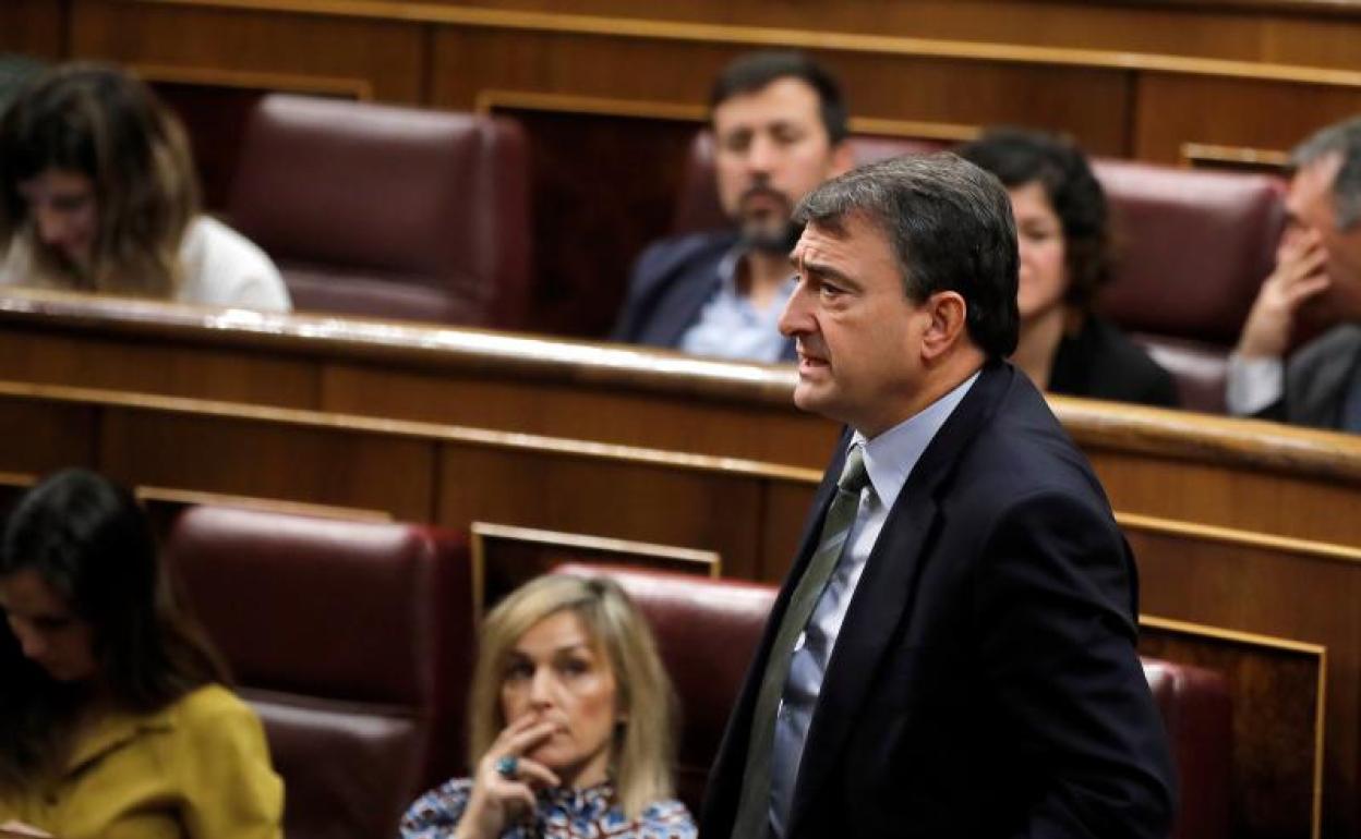 Aitor Esteban, vota durante la segunda jornada del debate de investidura de Pedro Sánchez