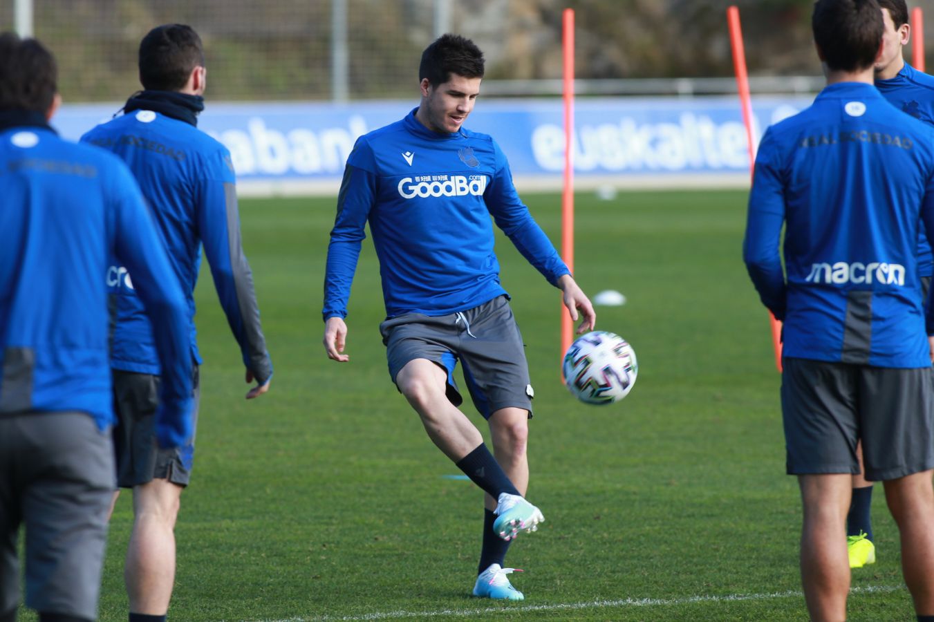 Merino y Odegaard no han entrenado junto al resto del grupo, y Zaldua, Llorente, Guevara, Portu, Willian José y Oyarzabal se han retirado a los veinte minutos de la sesión