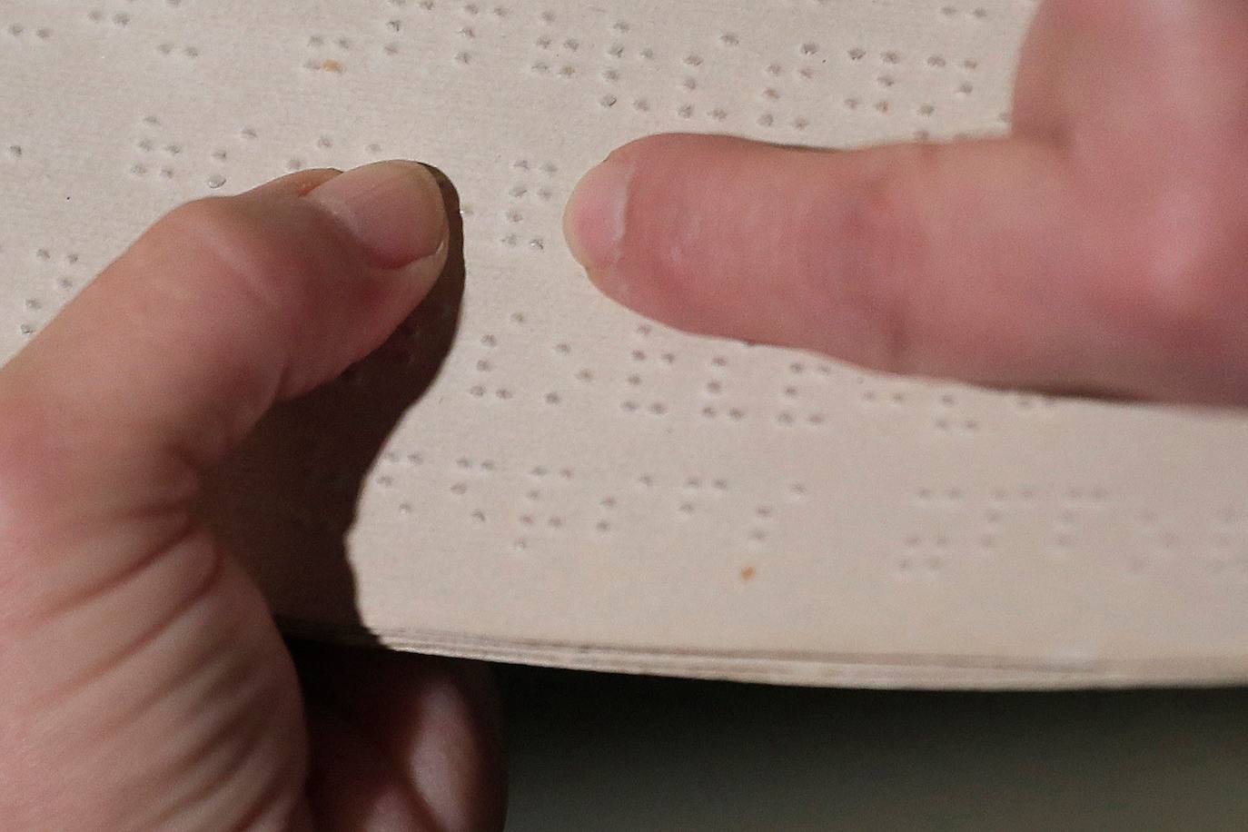 La ONCE ofrece en el Museo Tiflológico una exposición coincidiendo con el Día Mundial del Braille. La creación, hace casi 200 años, de este alfabeto compuesto por seis puntos que caben en la yema del dedo supuso eliminar la condena al aislamiento de las personas ciegas.