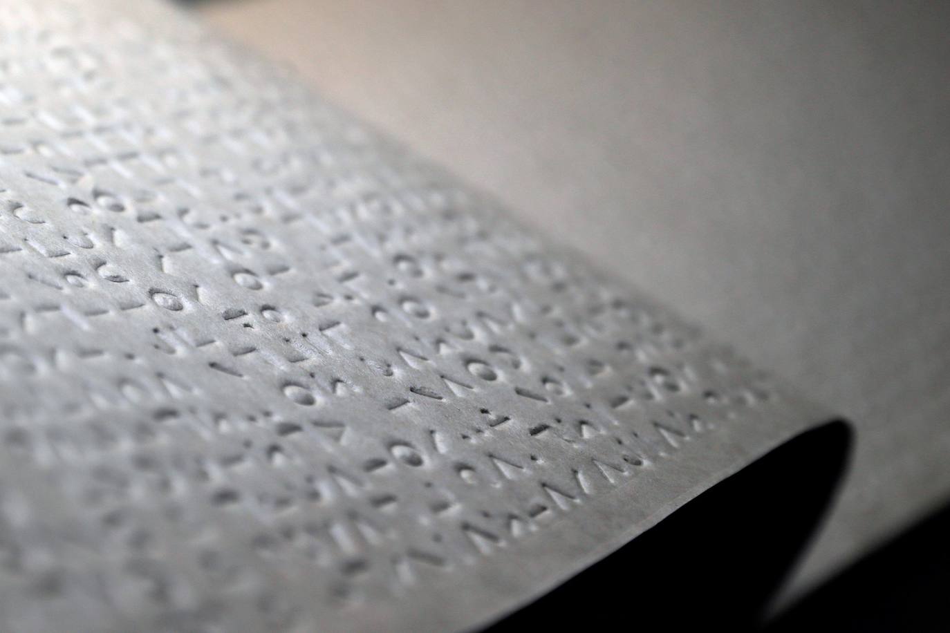 La ONCE ofrece en el Museo Tiflológico una exposición coincidiendo con el Día Mundial del Braille. La creación, hace casi 200 años, de este alfabeto compuesto por seis puntos que caben en la yema del dedo supuso eliminar la condena al aislamiento de las personas ciegas.